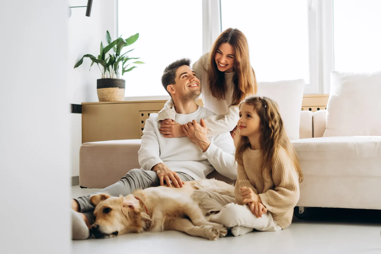 Familia revisando el proceso hipotecario en casa